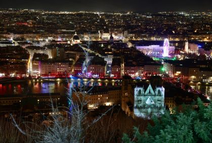 Lyon, na França, é conhecida como 'Cidade das Luzes". Anualmente, em dezembro, o local recebe o Festival das Luzes, com intervenções artísticas por todos os cantos