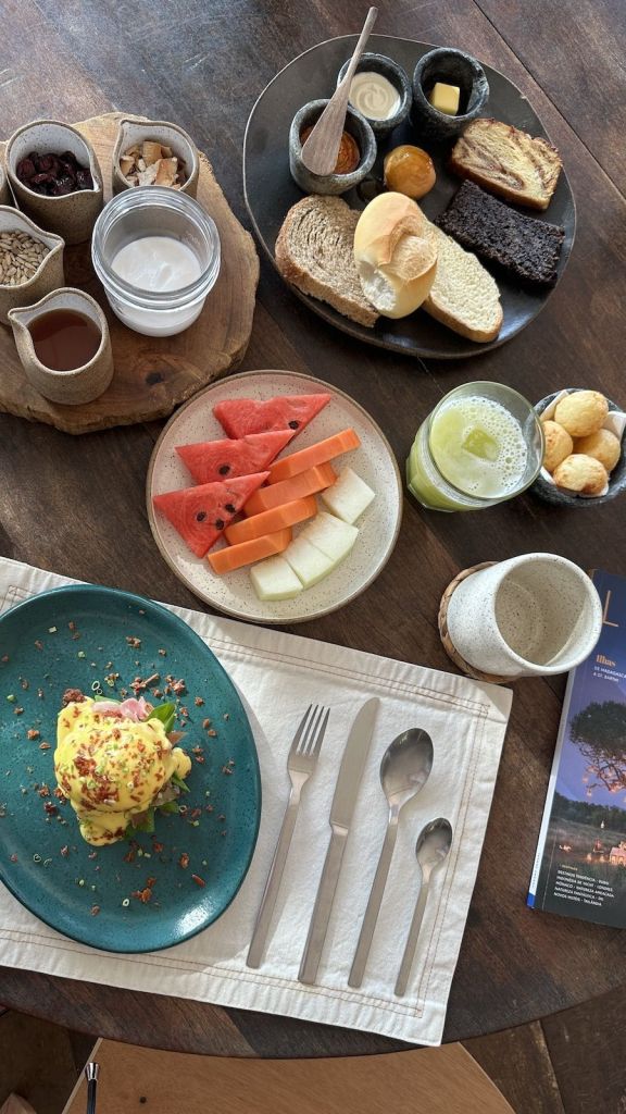 Café da manhã do Barracuda é servido na mesa com itens como iogurte, pães, bolos e granola produzidos no próprio hotel