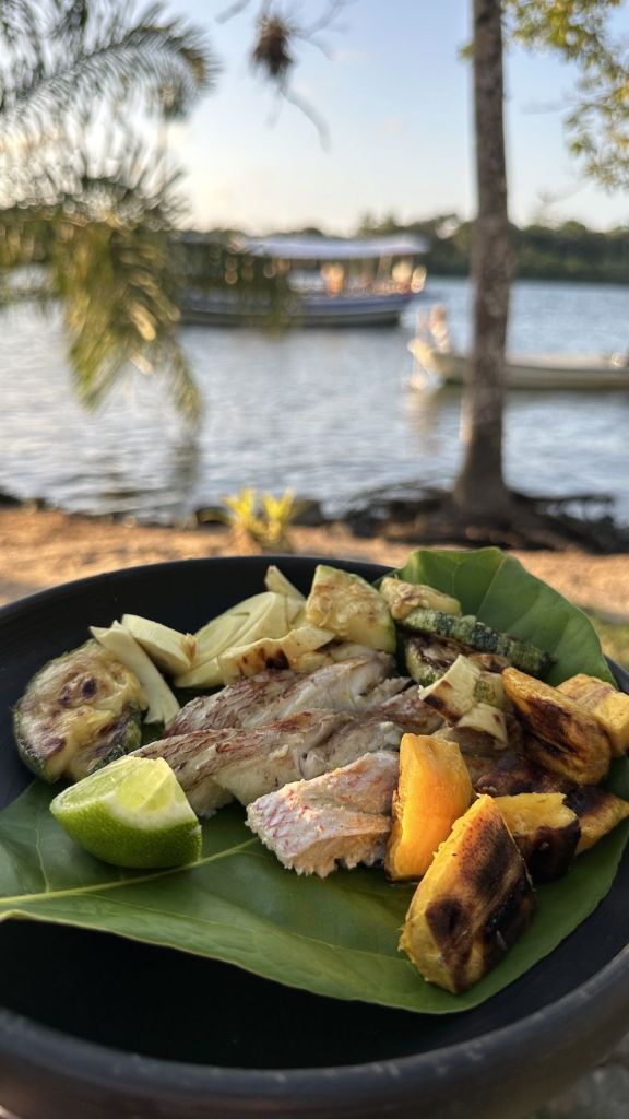 Entre as opções de passeios ofertado pelo hotel tem passeio de barco com parada para churrasco de peixe beira-mar