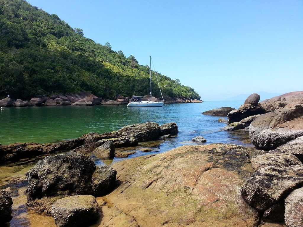 Praia na ilha Anchieta, em Ubatuba (SP)