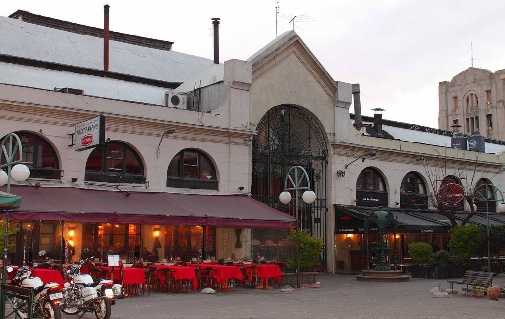 Fachada do Mercado del Puerto, em Montevidéu