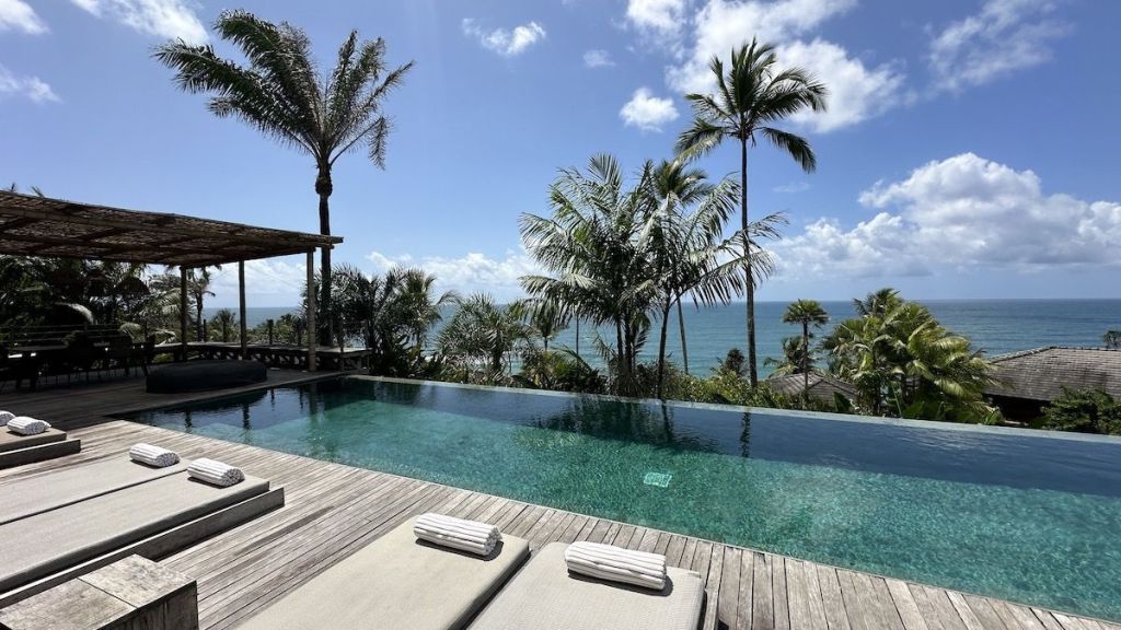 Piscina com borda infinita e vista para o mar da Bahia