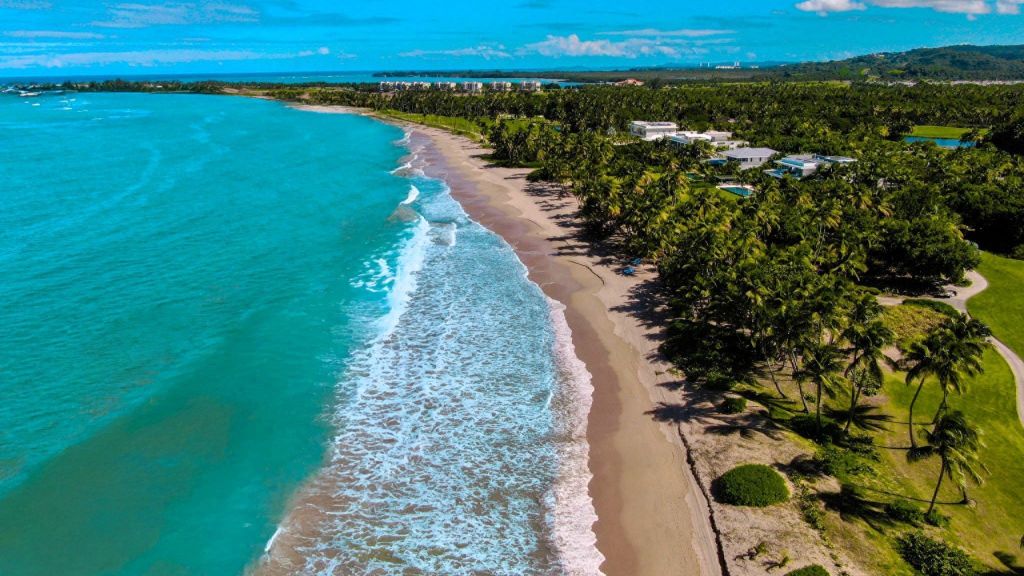 Mar e areia da Bahia Beach, em Porto Rio 