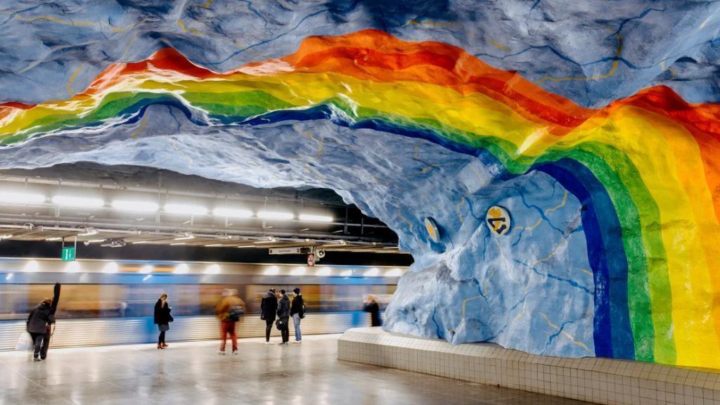 Linha vermelha do metrô de Estocolmo é conhecida pela arte que decora as suas estações