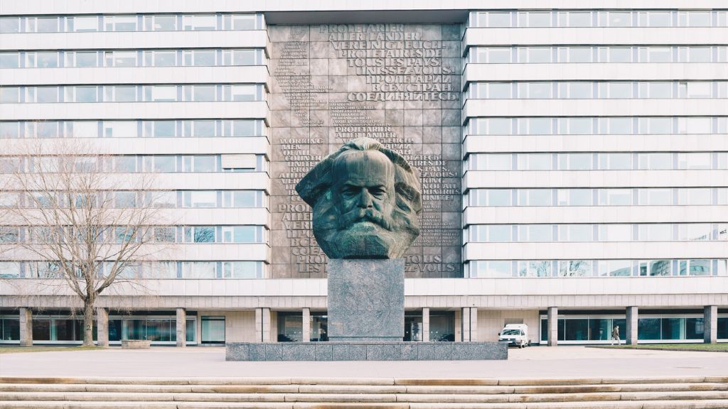 Cabeça de bronze gigante de escultura em homenagem ao filósofo Karl Marx é uma das atrações de Chemnitz, na Alemanha