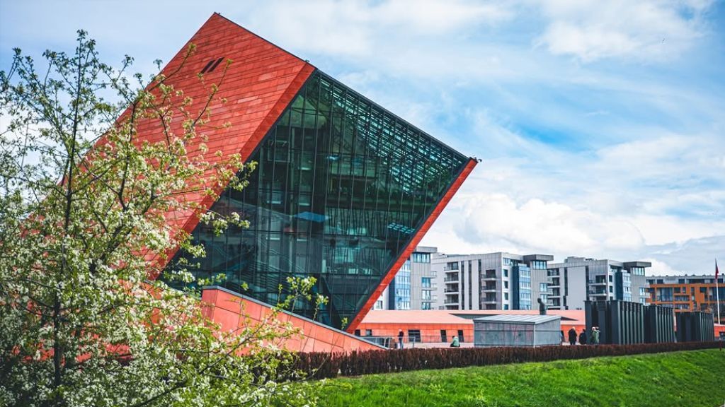 Museu da Segunda Guerra Mundial é um prisma imponente situado ao longo da orla de Gdańsk, na Polônia