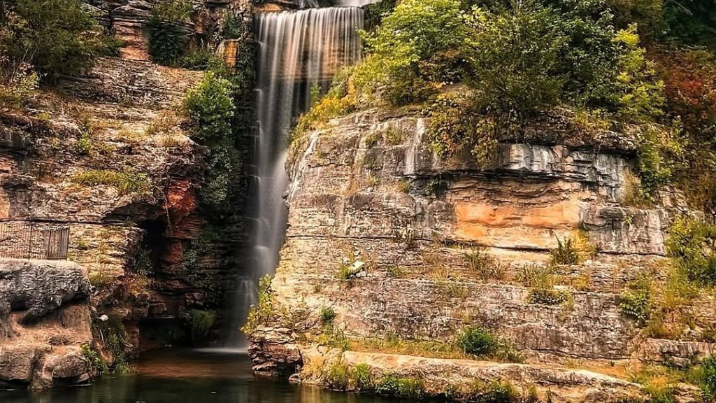 Parque nas montanhas Ozark possui locais para pesca, capelas e pontes históricas, trilhas para ciclismo e caminhada