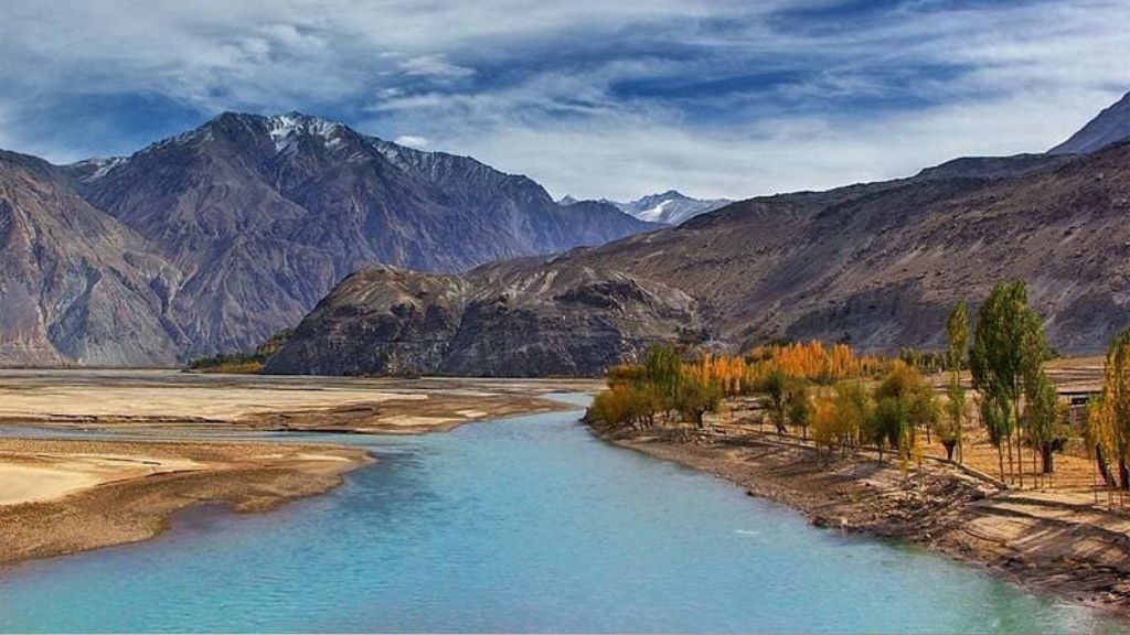 Paisagens montanhosas da região de Guilguite-Baltistão, no Paquistão, incluem alguns dos picos mais altos do mundo