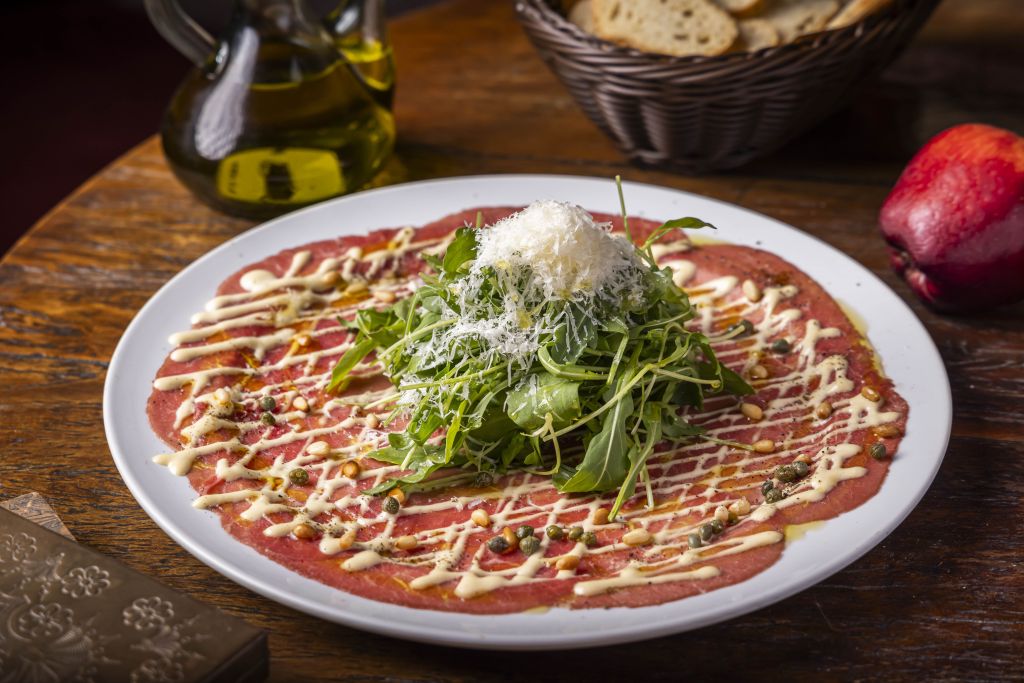 Carpaccio di Manzo finalizado com pinoli na osteria Nonna Rosa, em São Paulo 