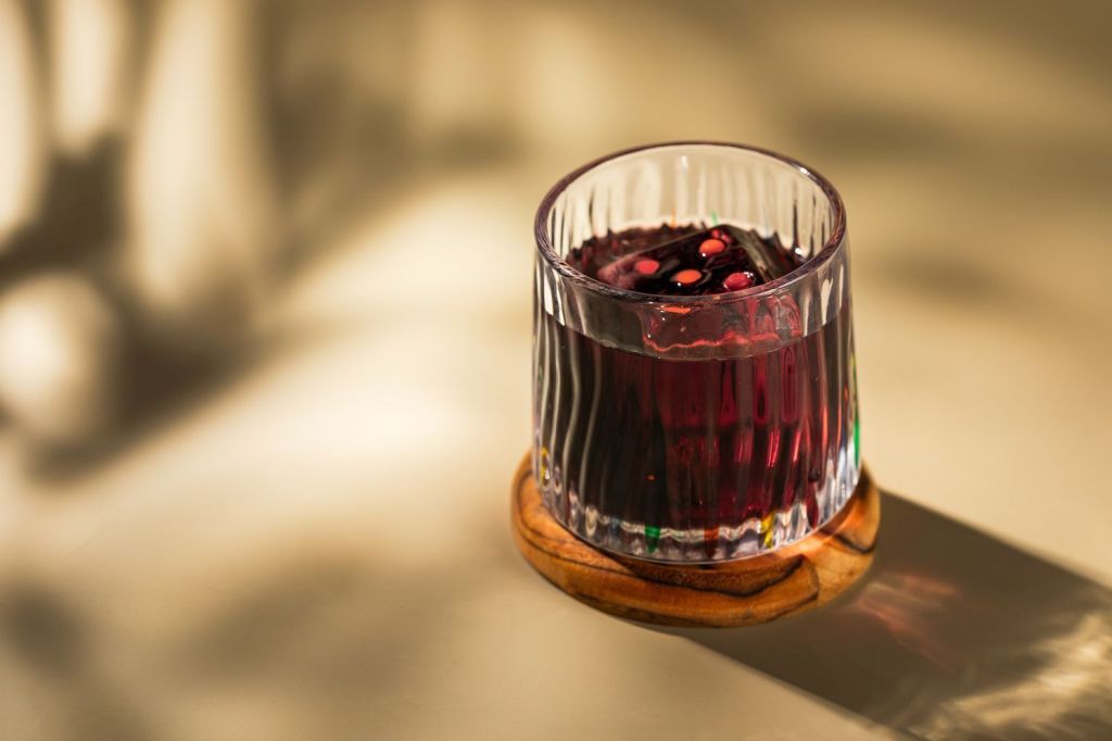 Drink Ruby Manhattan, combina Bulleit Bourbon com Porto Ruby, Liqueur n°11 Pêche, solução málica e Bitter Aromático n°2 Sementes – Oculto Bar