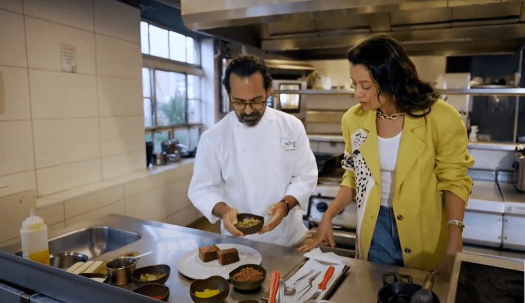 Daniela Filomeno na cozinha do chef Onildo Rocha em São Paulo