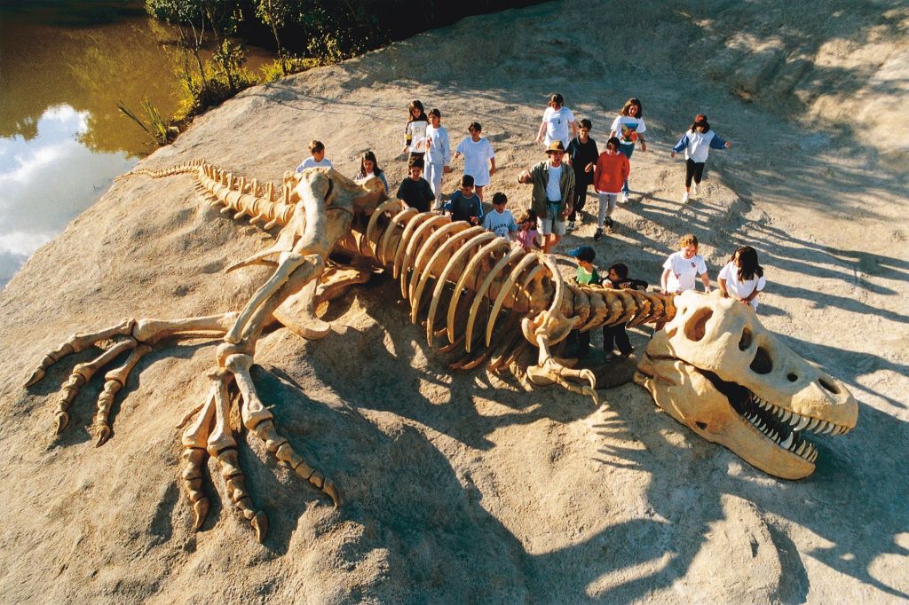 Réplica de esqueleto de dinossauro no Sítio Carroção, em Tatuí (SP) 