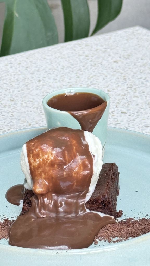 Brownie puxa-puxa com sorvete e calda de brigadeiro 