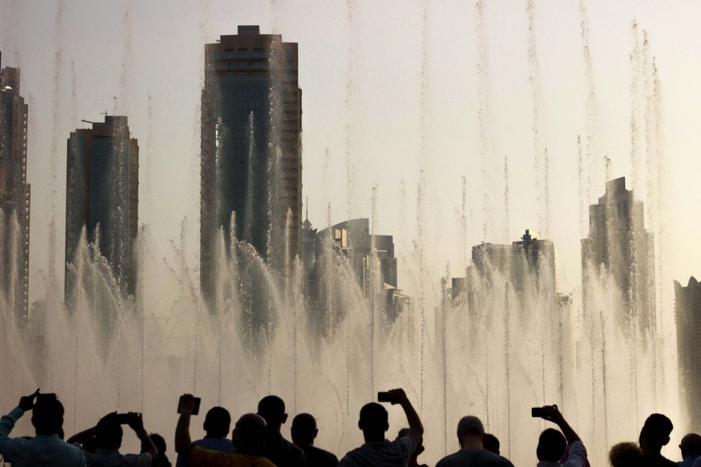 Fonte de Dubai com jatos d'água em ação