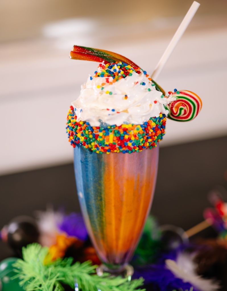 Milkshake sabor abacaxi com bolinhas e pirulito colorido em celebração ao Carnaval da Gato Café 