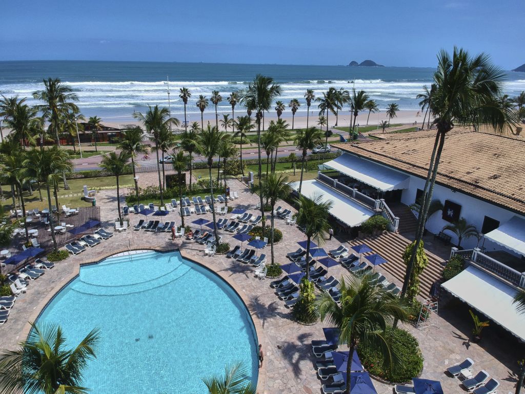 Foto aérea da piscina do Casa Grande Hotel no Guarujá