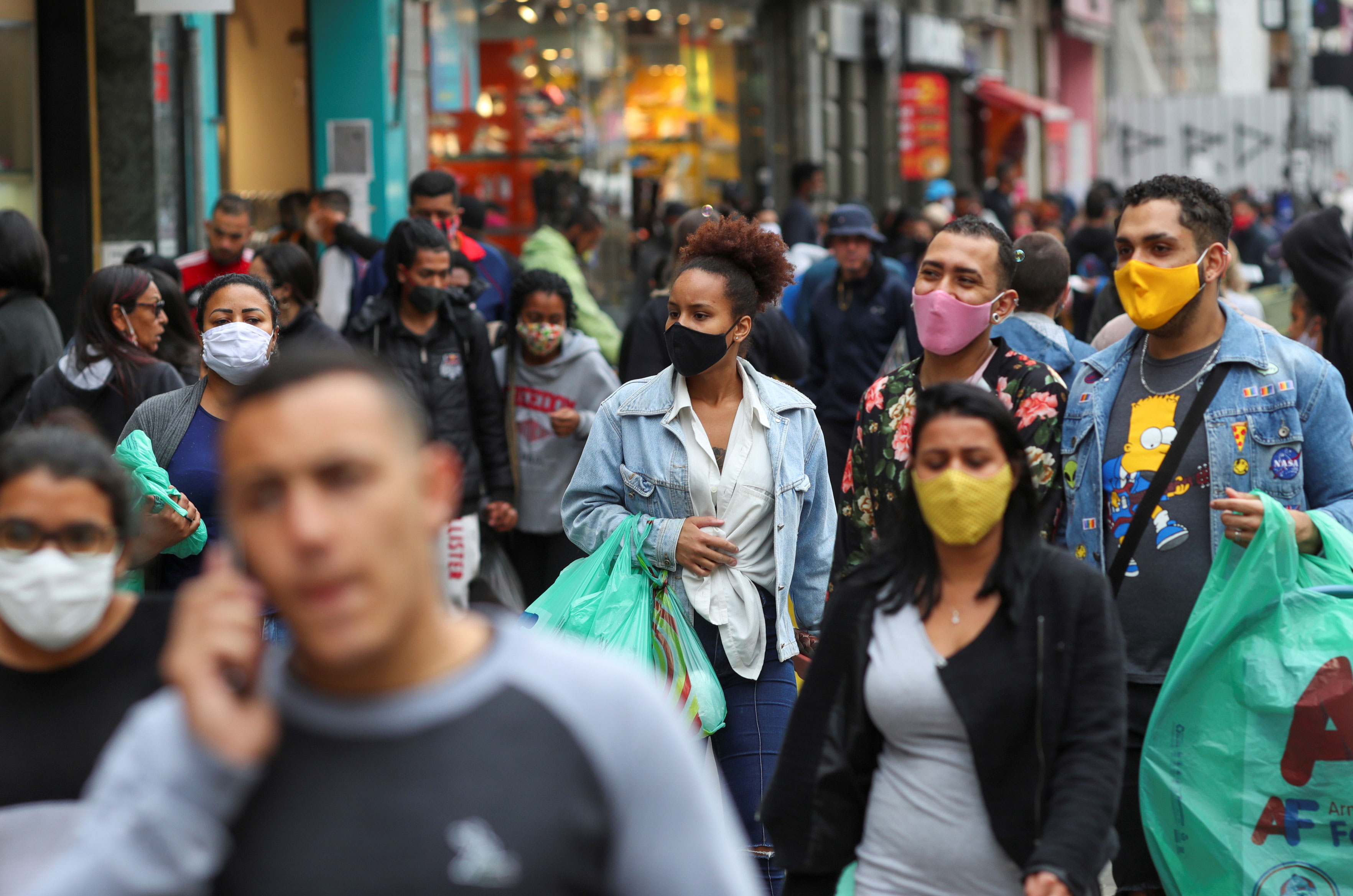 rua de comércio popular em São Paulo durante pandemia de Covid-19