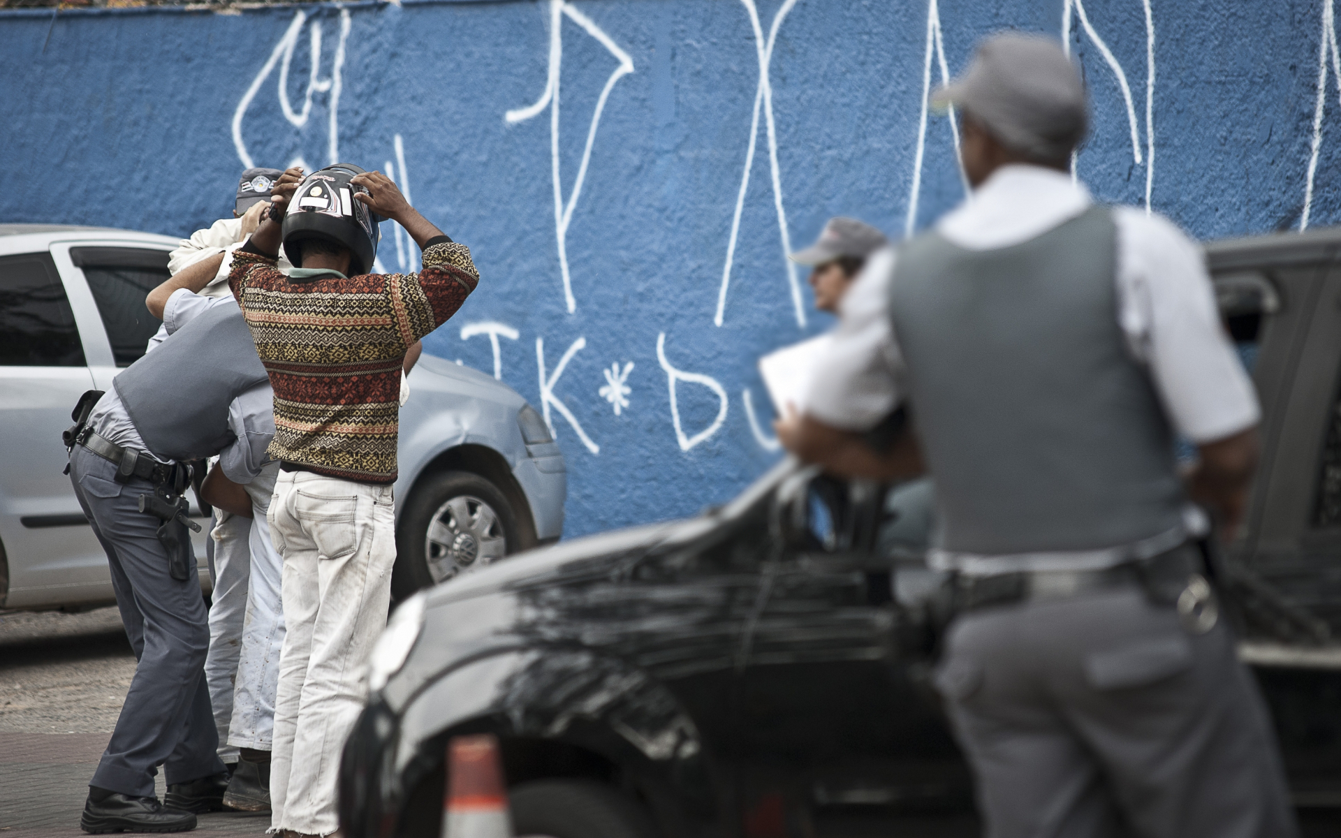 Policiais militares fazem abordagem na zona norte de São Paulo