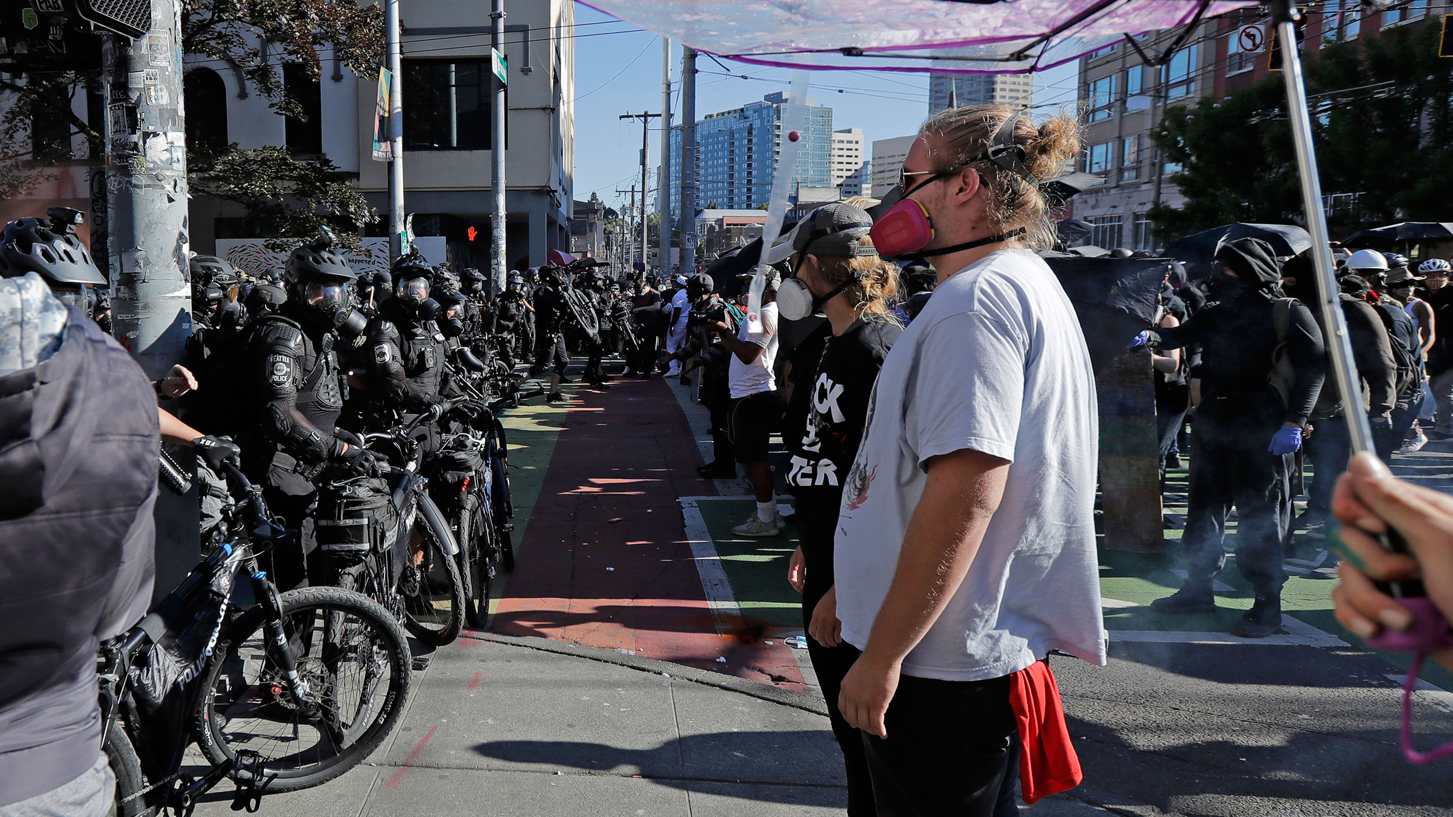 Policiais tentam dispersar manifestantes em Seattle, nos EUA