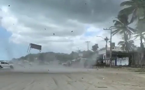 Redemoinho leva cadeiras e assusta banhistas em praia de São Luís