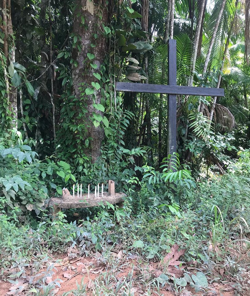 Placa quebrada em homenagem a Zé Cláudio e Maria