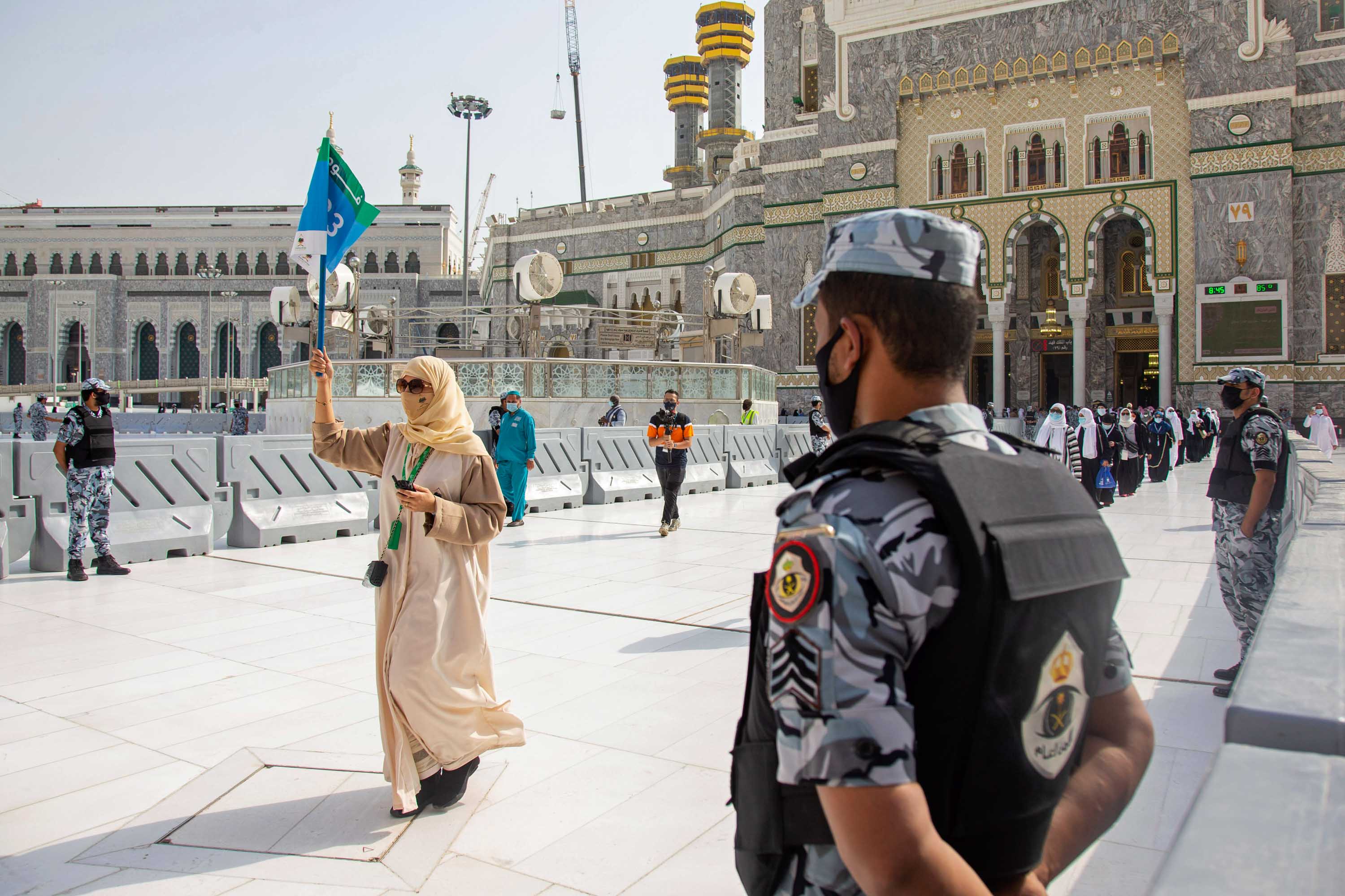 Agentes de segurança ao lado da entrada da Grande Mesquita de Meca