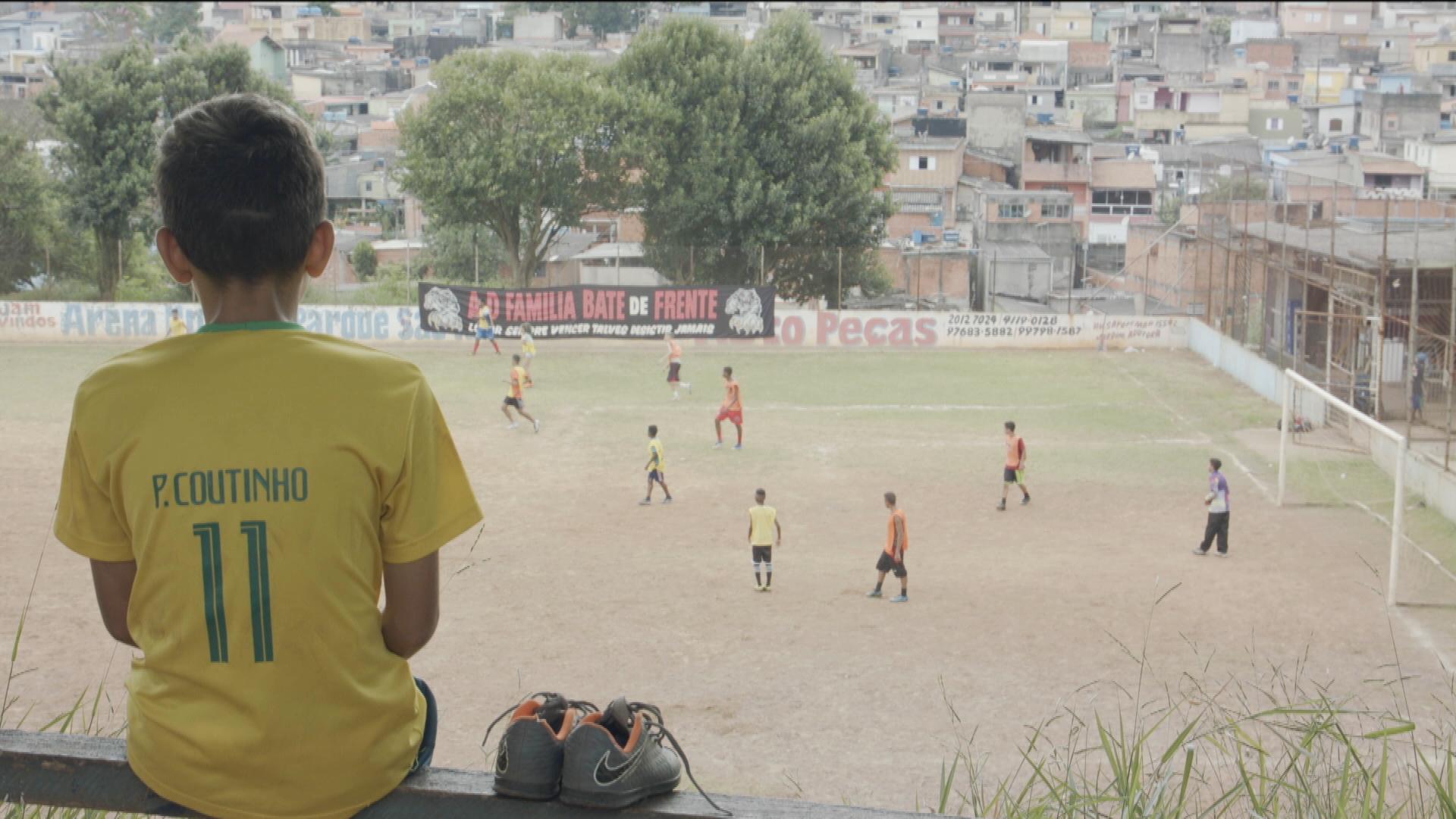 Além das Quatro Linhas’ mostra a disputa entre meninos que sonham virar jogador