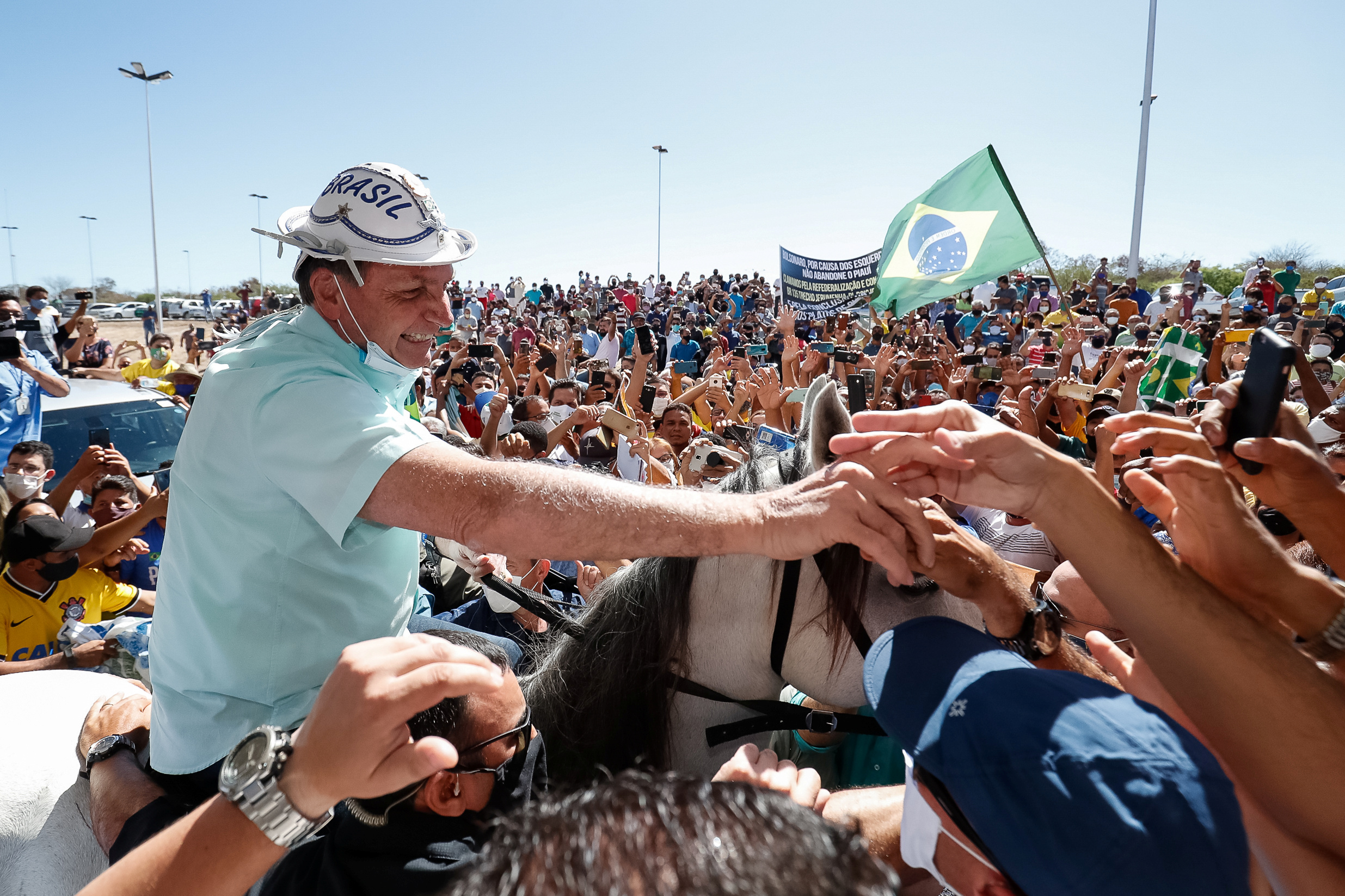 Bolsonaro cumprimenta apoiadores em São Raimundo Nonato, no Piauí