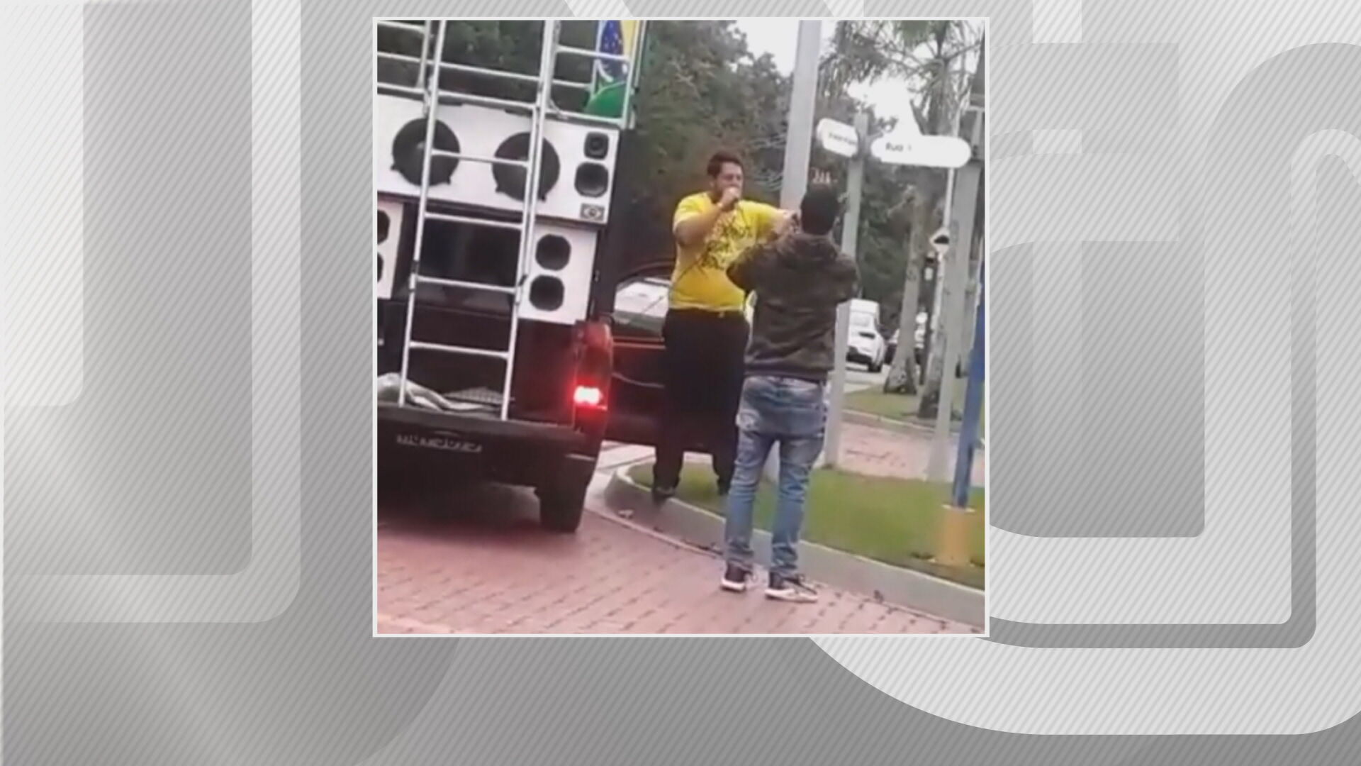 Militante bolsonarista protesta na casa de Felipe Neto (31.jul.2020)