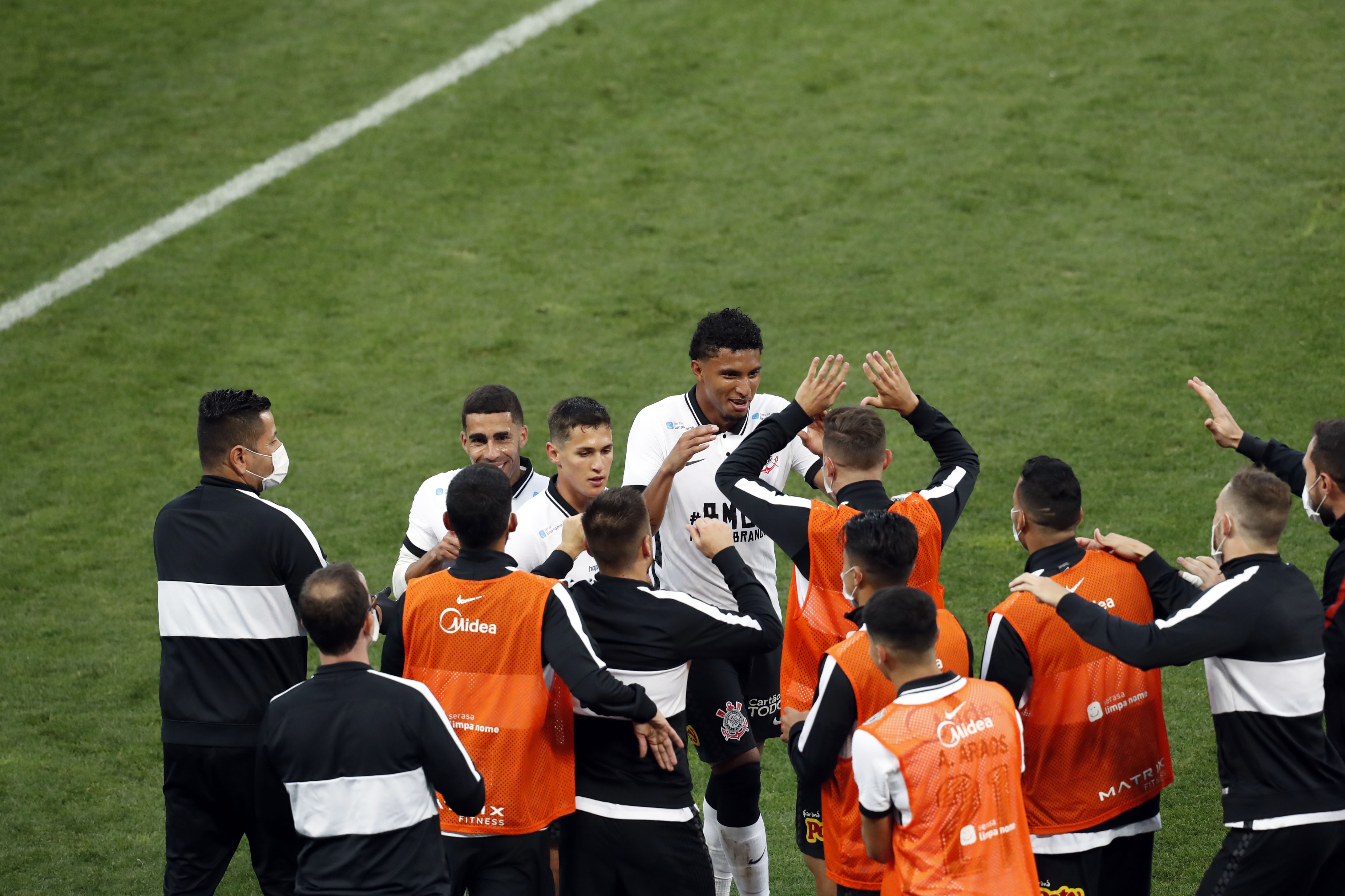 Jogadores do Corinthians comemoram gol na semi-final do Campeonato Paulista