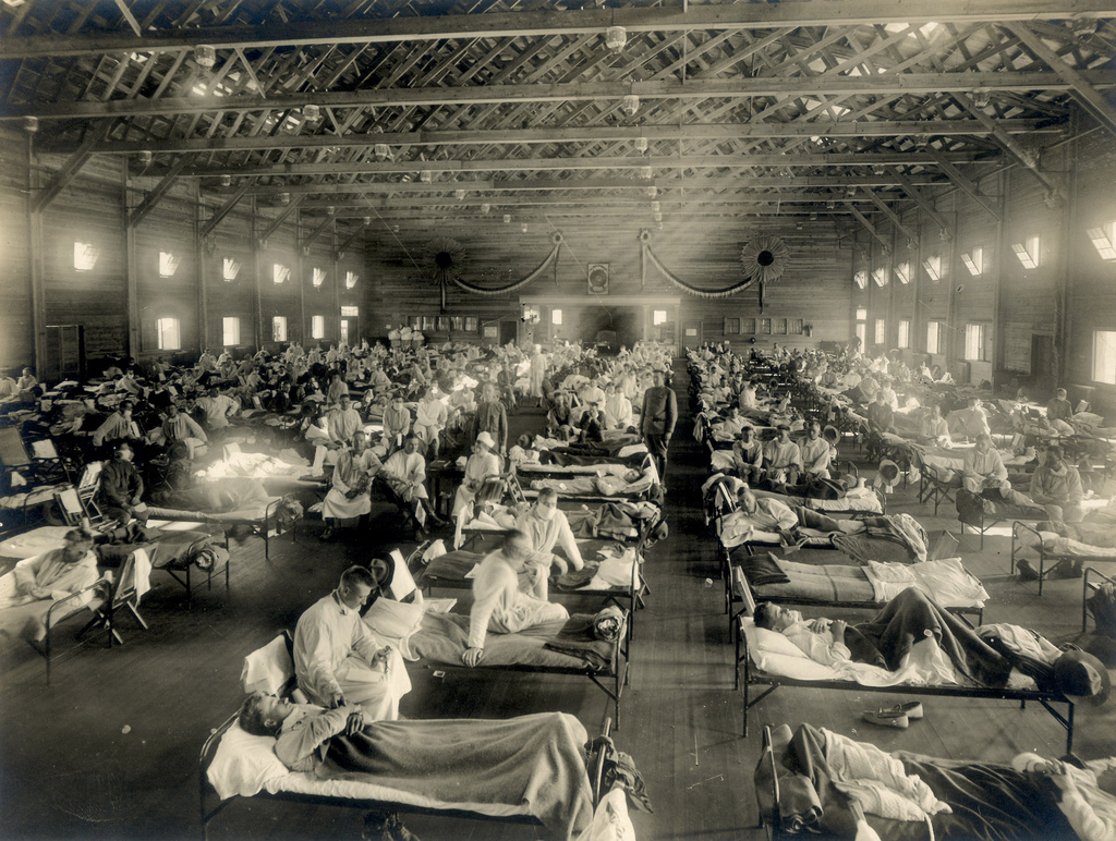 Soldados afetados pela gripe espanhola em hospital no Kansas, EUA