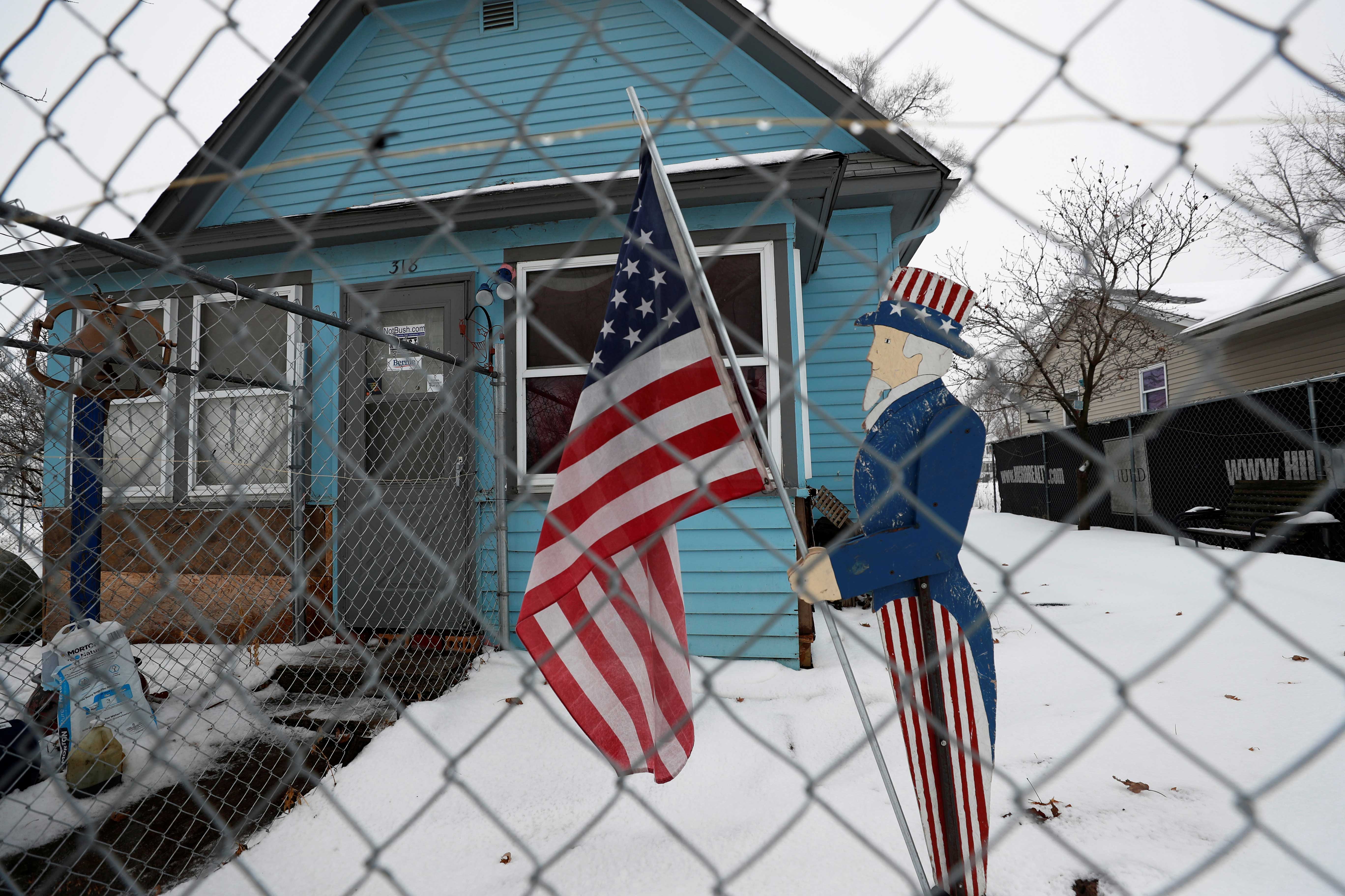 Tio Sam segurando a bandeira dos EUA em casa em Colfax, Iowa