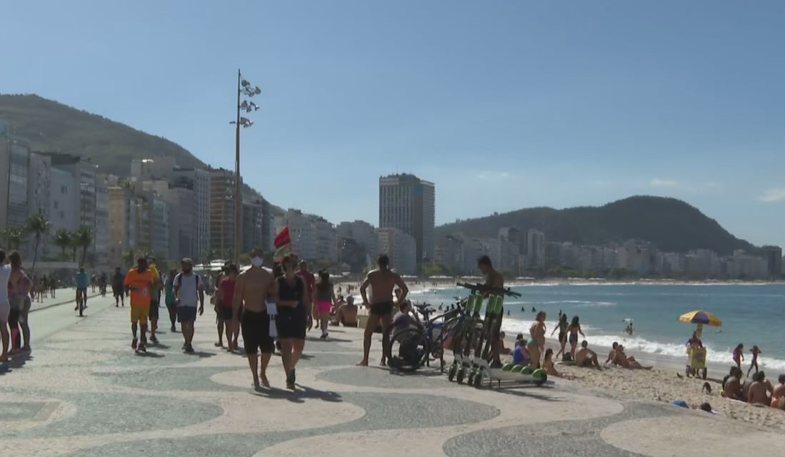 Aglomeração em praia no Rio de Janeiro durante o final de semana