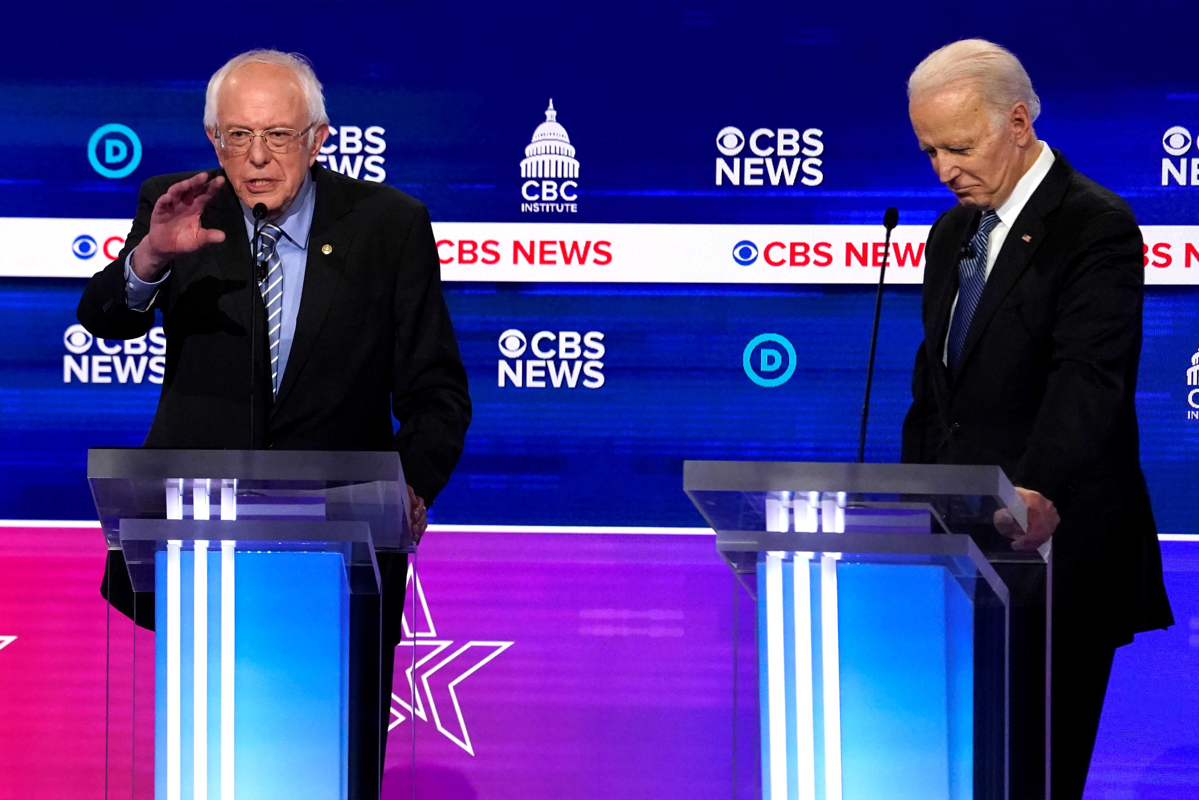 Joe Biden e Bernie Sanders em debate em Charleston, Carolina do Sul