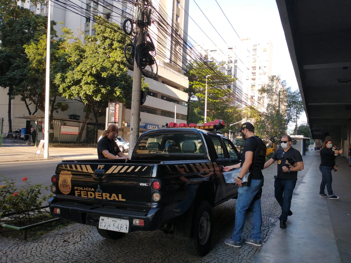 Agentes da PF na sede dos Correios, no Rio de Janeiro