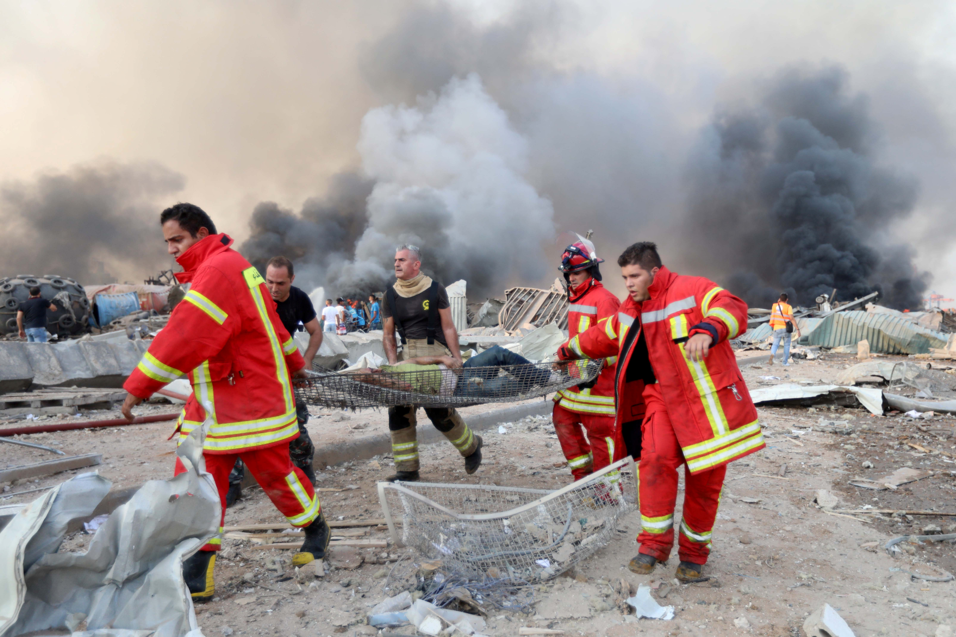 Bombeiros retiram homem ferido do local da explosão em Beirute