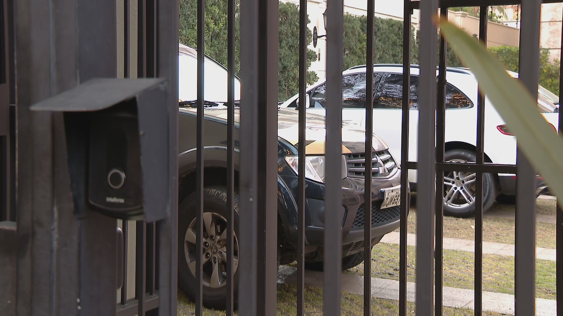 Carro da PF em edifício no bairro de Jardins, na região nobre de São Paulo