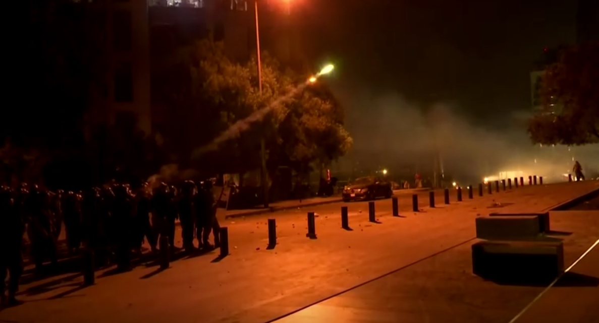 Polícia de choque durante protesto em Beirute