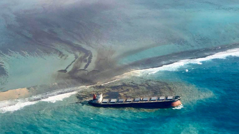 Naufrágio de navio despeja toneladas de óleo nas Ilhas Maurício