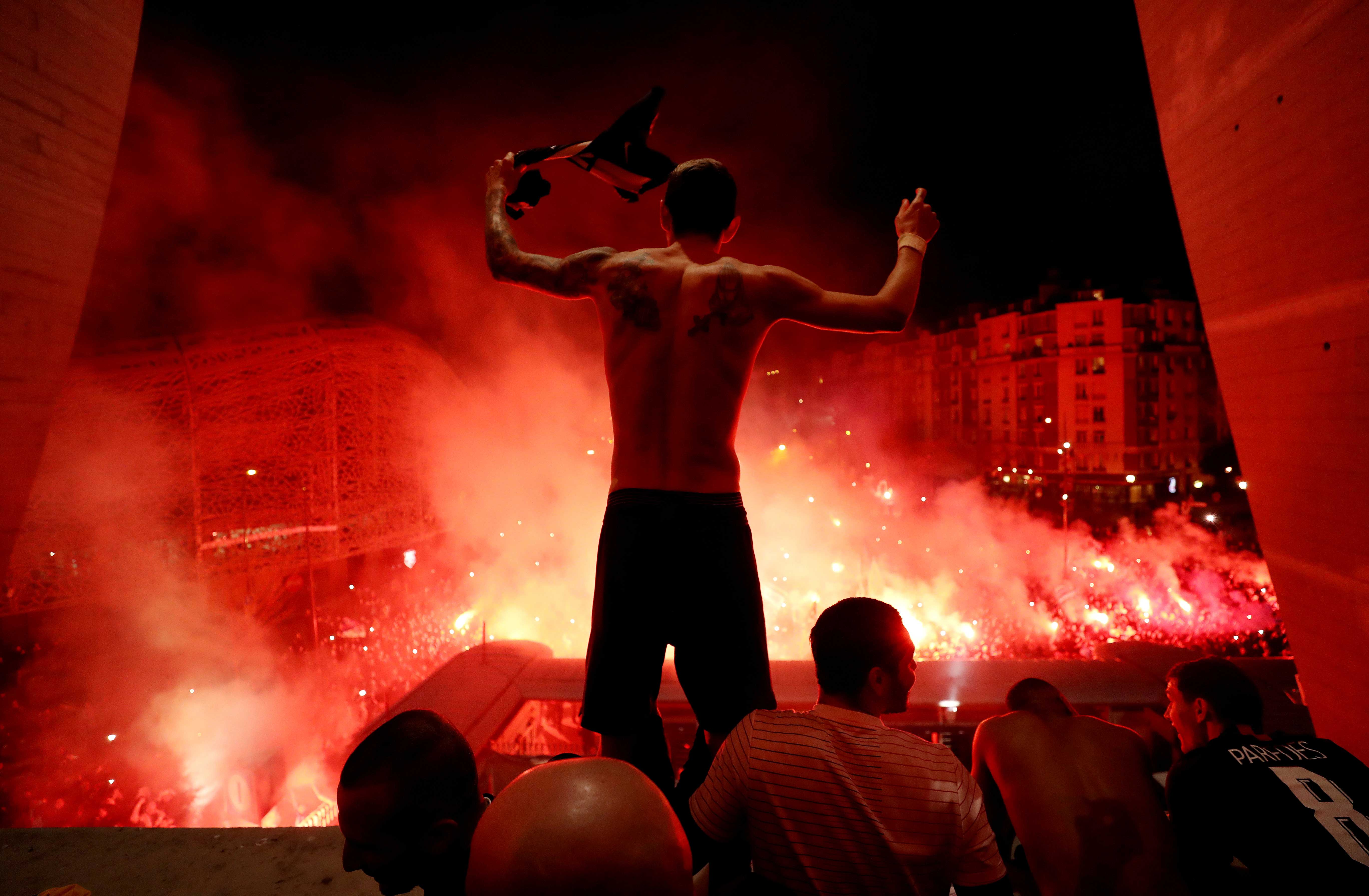 Torcedores do lado de fora do jogo Borussia e PSG