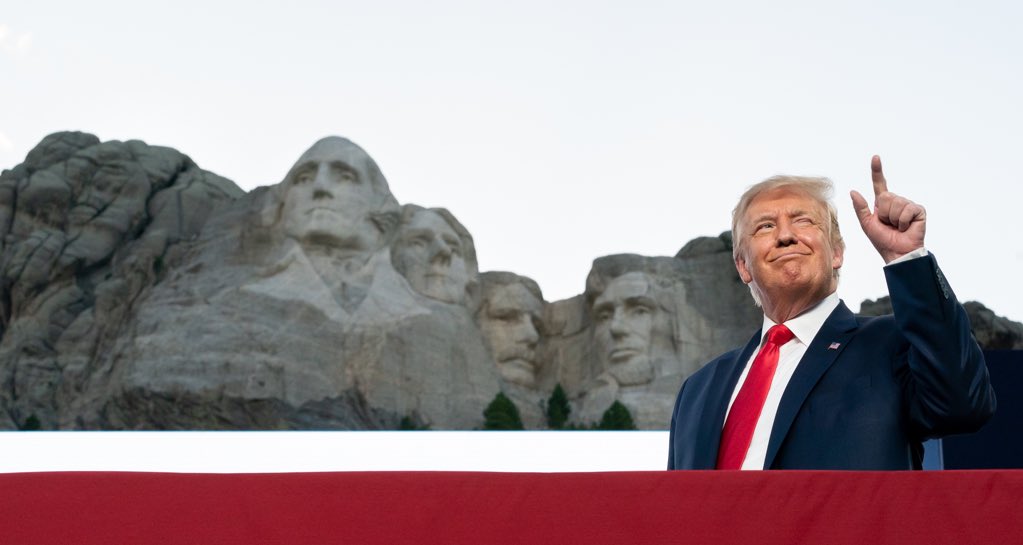 Montagem publicada por Donald Trump com o Monte Rushmore ao fundo