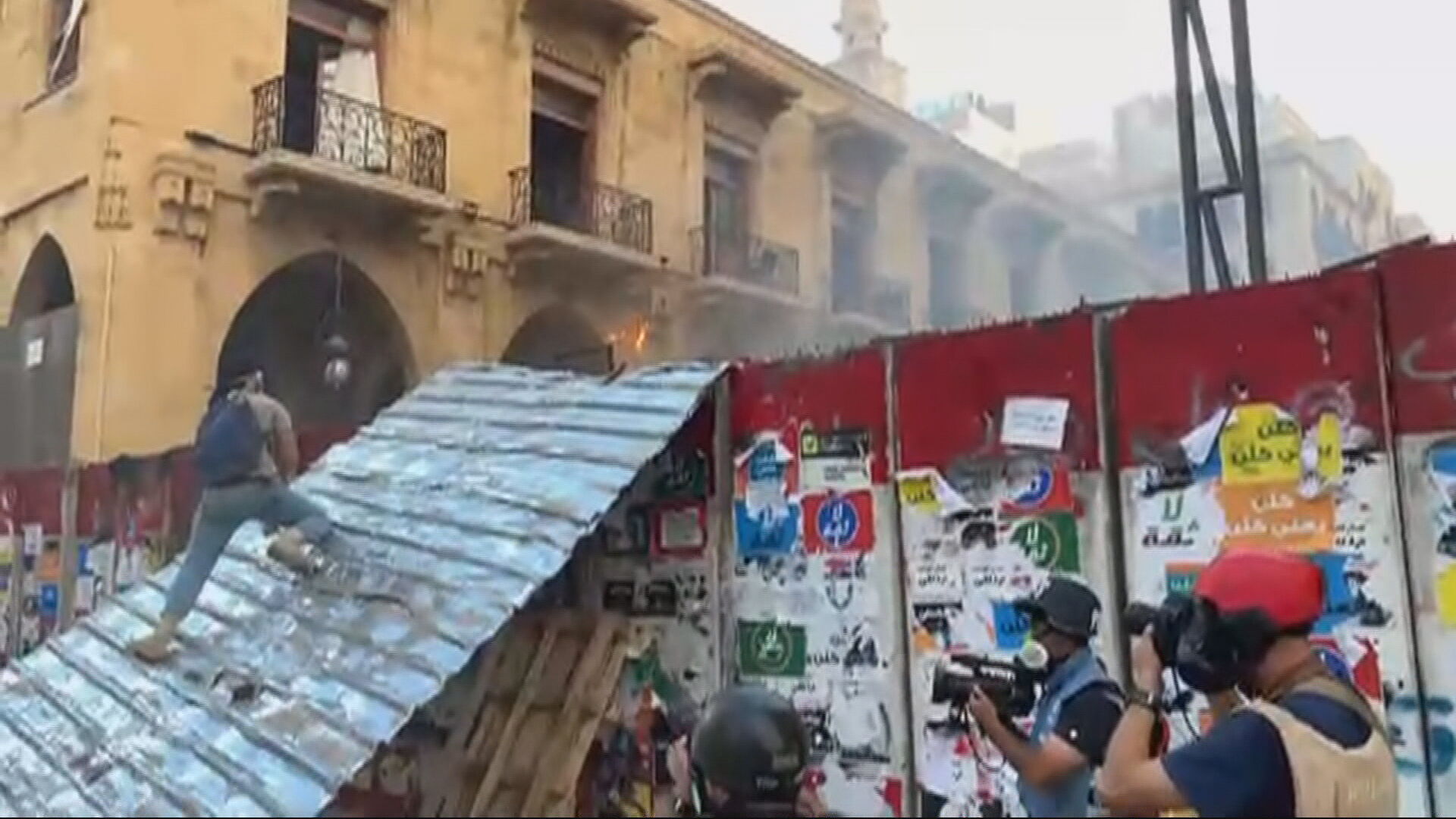 Homem joga objeto em protesto em Beirute, no Líbano, após explosão que deixou mo