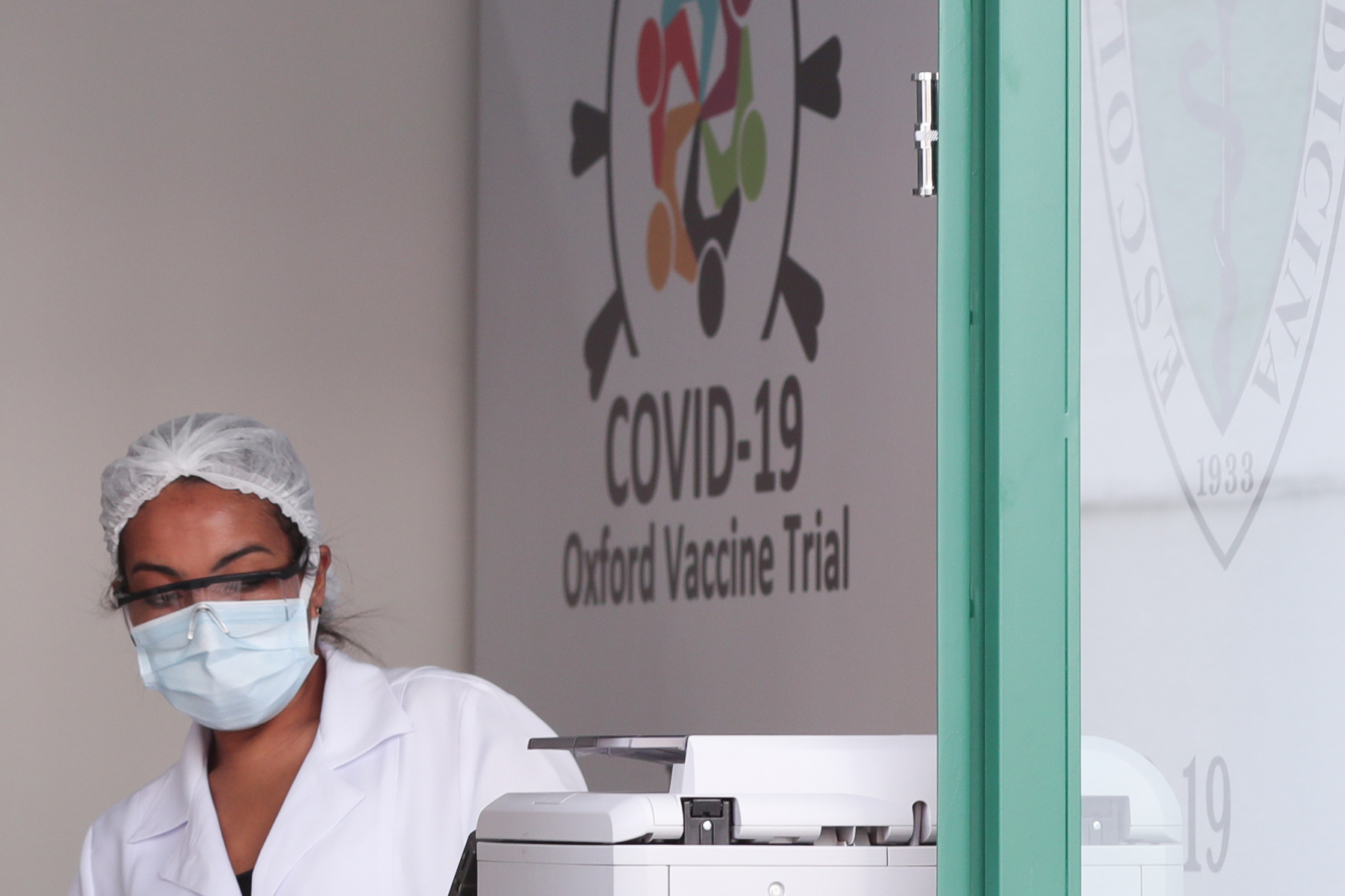 Funcionária da Unifesp em local de teste de vacina contra Covid-19