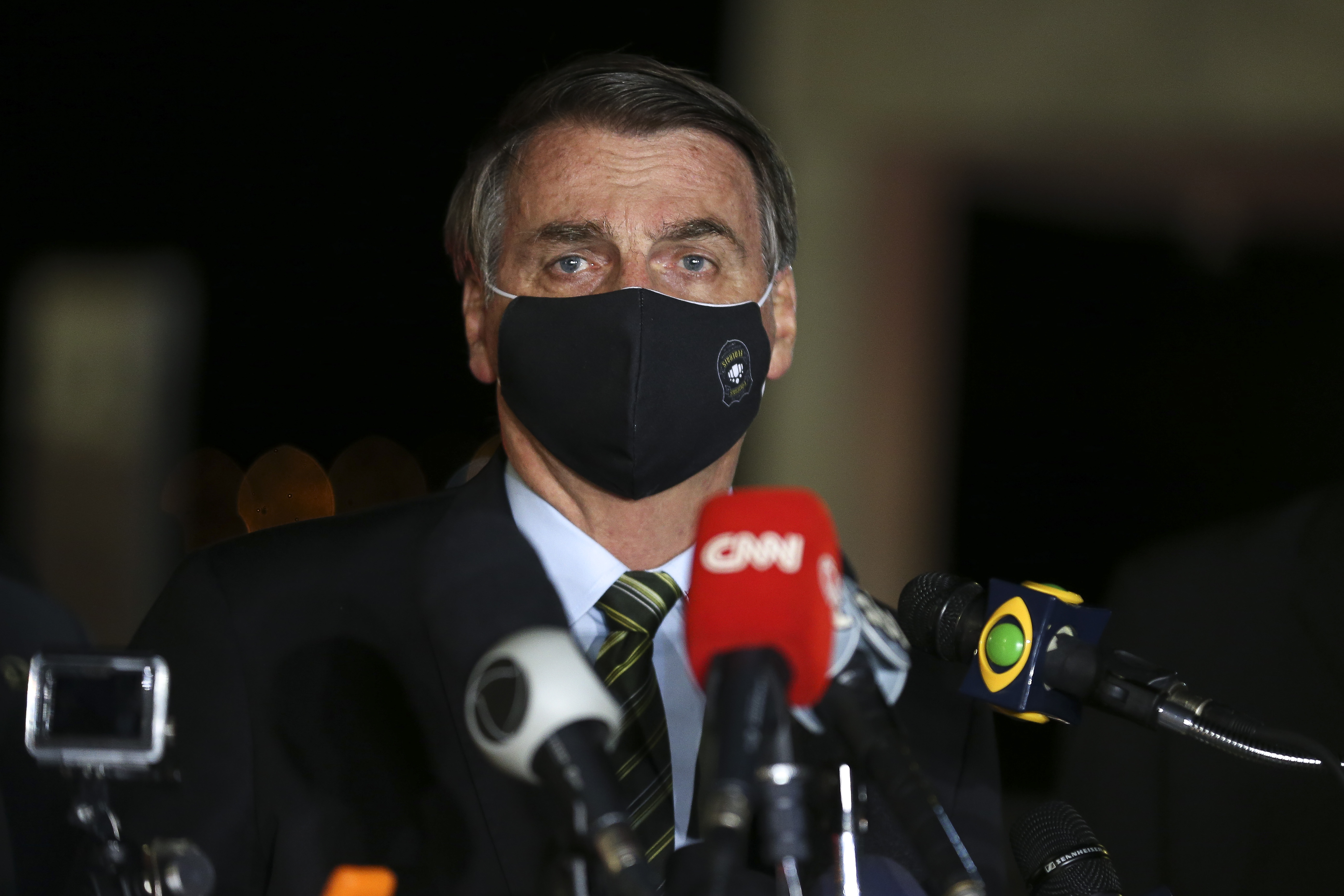 O presidente Jair Bolsonaro conversa com repórteres no Palácio da Alvorada