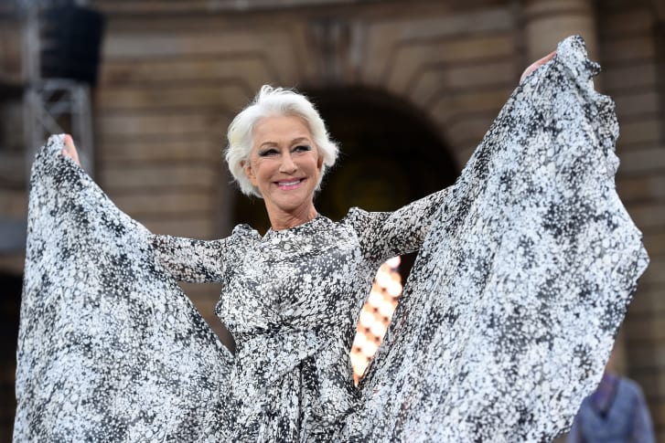 Helen Mirren no desfile da L'Oreal em Paris em 2019