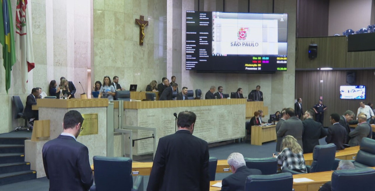 Câmara de SP aprova fim do salário-esposa