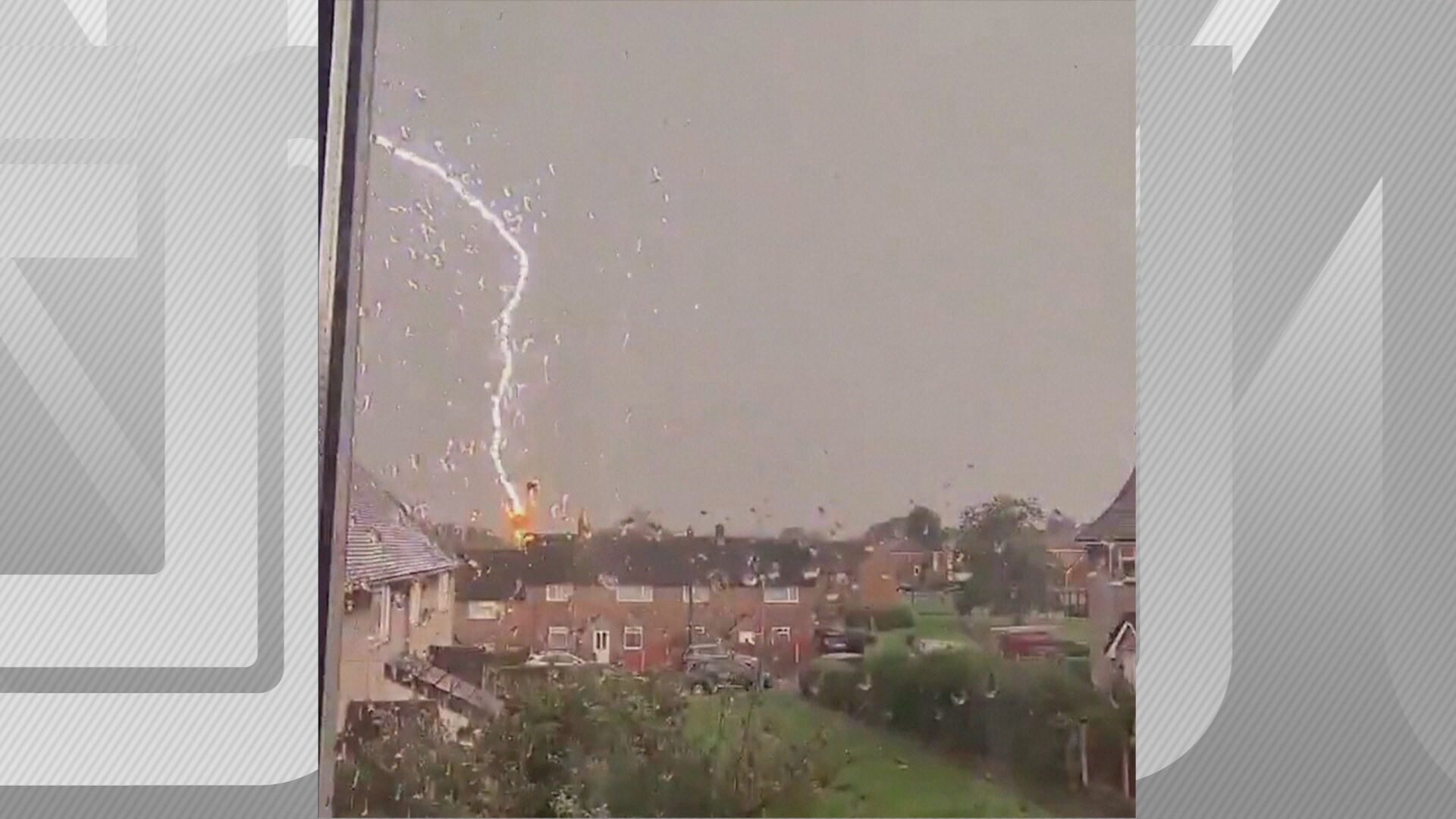 Vídeo registra momento em que raio atinge poste durante tempestade