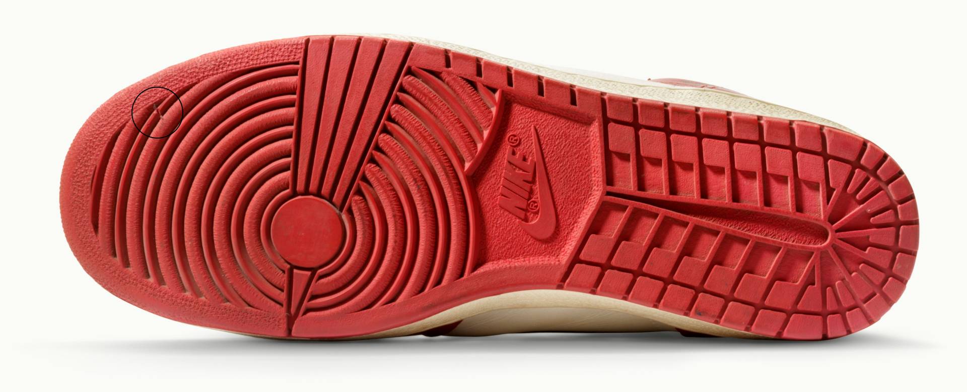 Nike Air Jordan 1 High foi considerado incomum por ter caco de vidro na sola