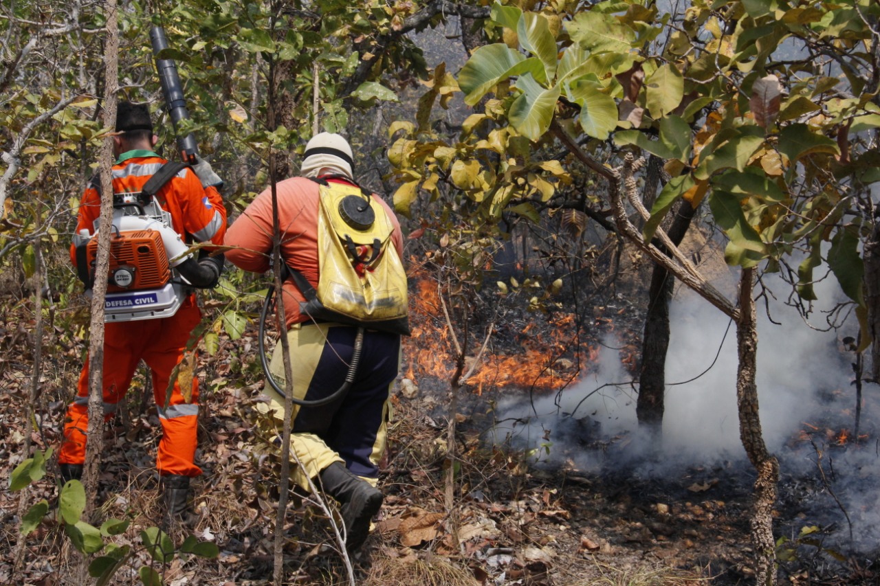 Bombeiros combatem foco de incêndio no Mato Grosso