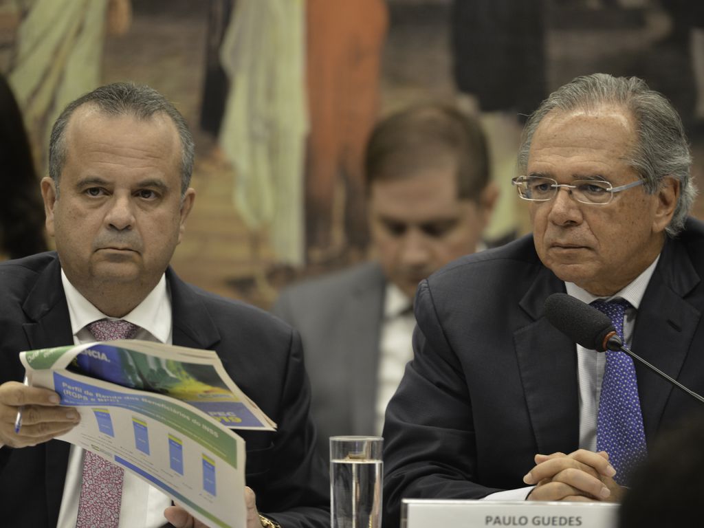 Rogério Marinho (E), e o ministro da Economia, Paulo Guedes, na Câmara